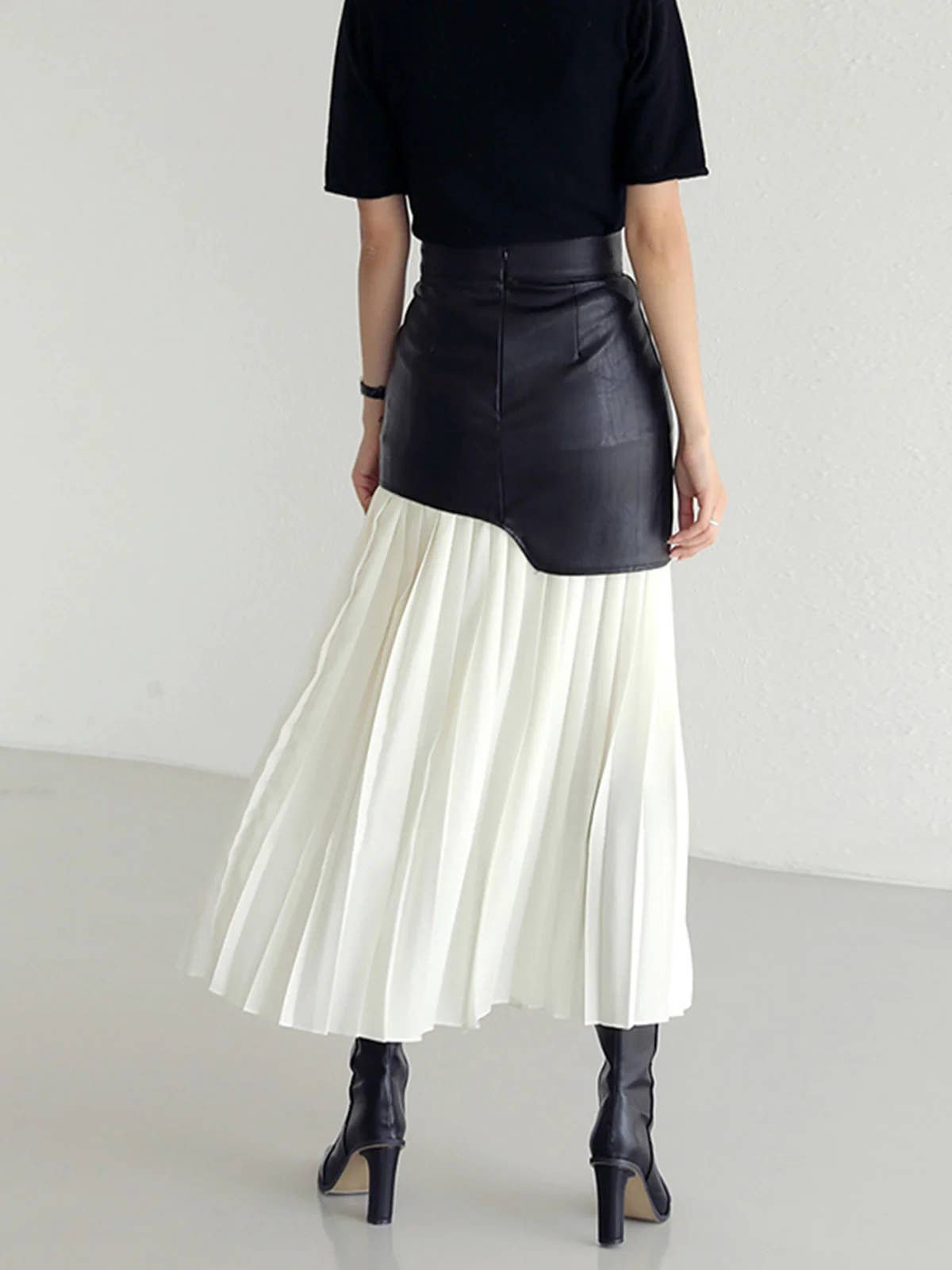 HIGH WAIST PATCHWORK PLEATED COLOR SKIRT: BLACK/WHITE