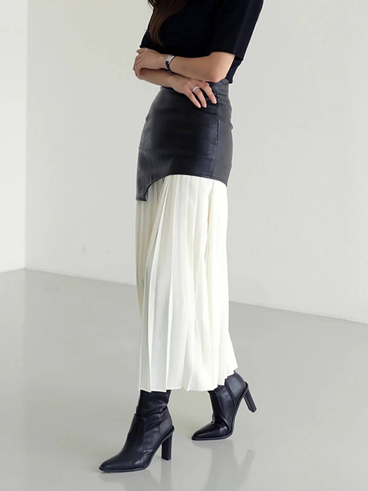 HIGH WAIST PATCHWORK PLEATED COLOR SKIRT: BLACK/WHITE